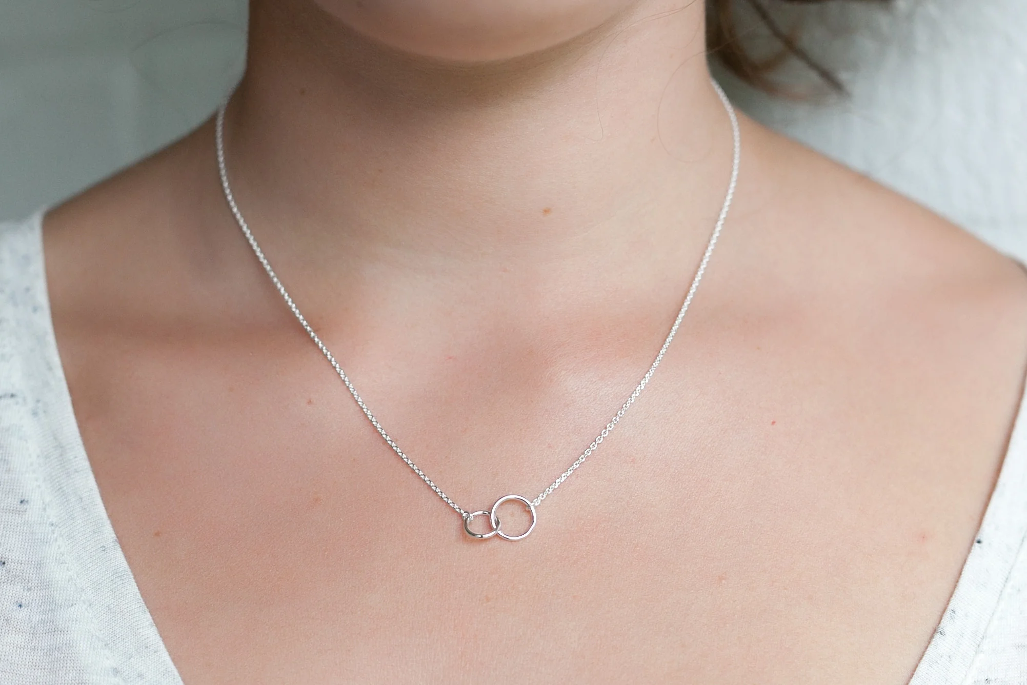 Collier Deux Petits Ronds Entrelacés en Argent 925 – Symbole d'Amitié et d'Amour – Image 2